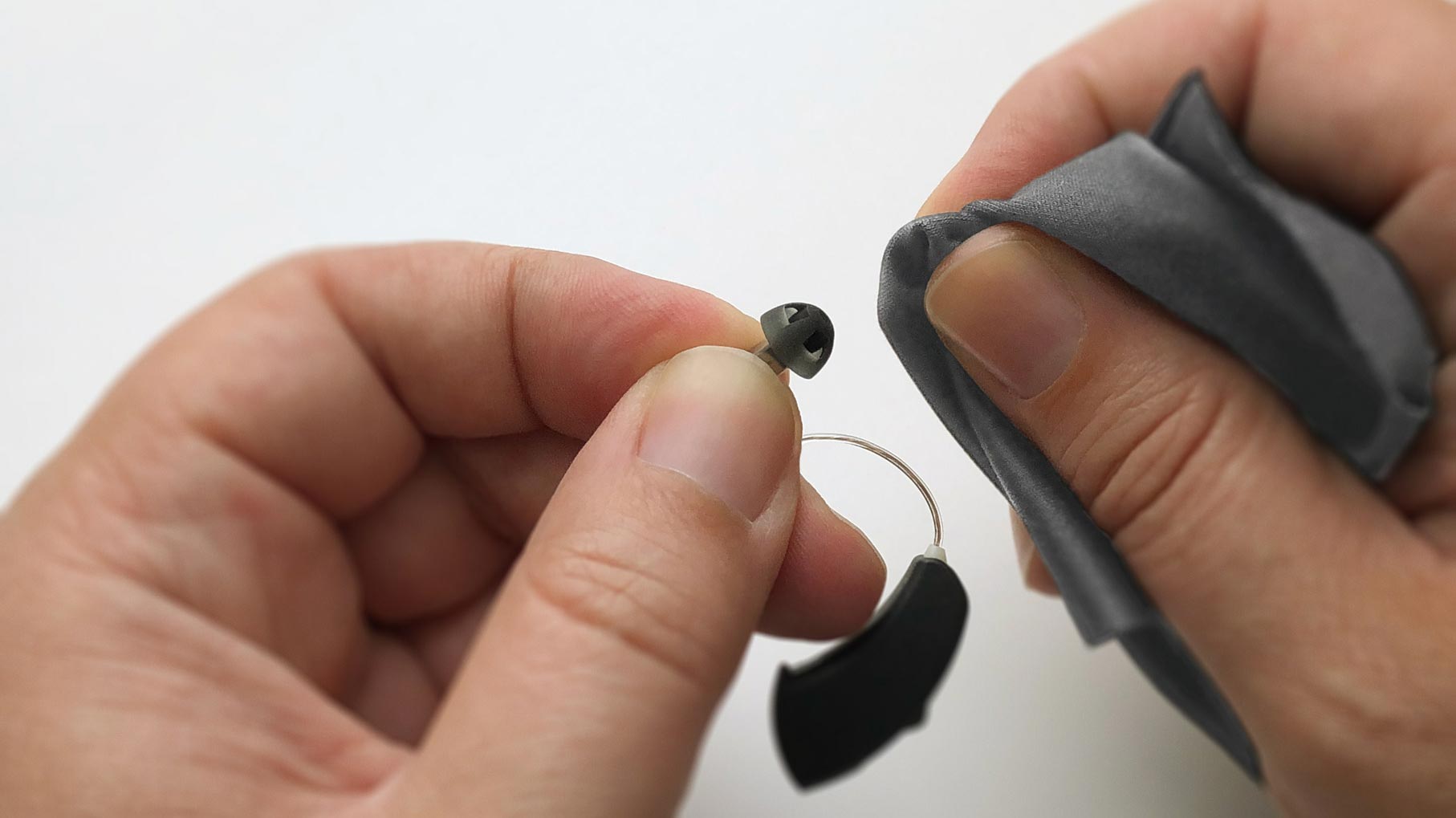 How-to-clean-hearing-aids-image